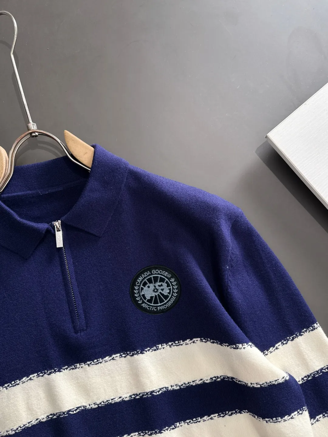 Next day shipping P360 Big Goose 2025 official website latest autumn and winter sweaters, popular models are on sale at the same time at the counter! Specially made of wool blended fabric. It feels comfortable and can be directly in contact with the skin. The logo badge is exquisitely embroidered, which is extremely eye-catching! The details highlight the fashionable charm of big brands. Exquisite workmanship. Three-dimensional cutting style. The wearing effect is invincible and handsome! All three standards are complete! Size: M-3XL